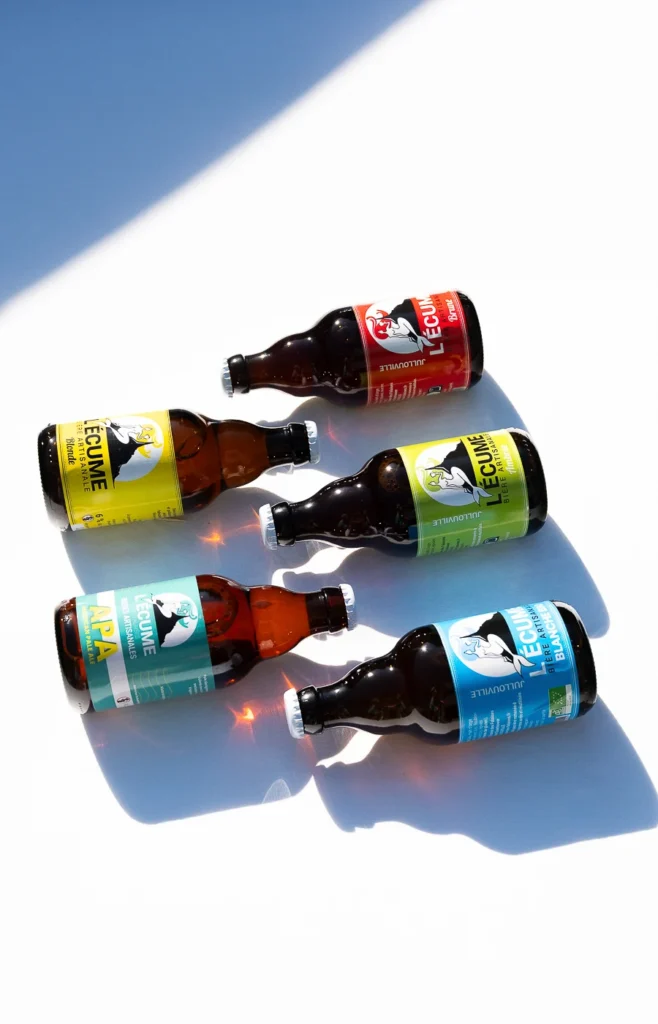 Une gamme entière de bière disposée sur une table avec une nappe blanche photographie de produit Ciao Tutti Studio Nantes