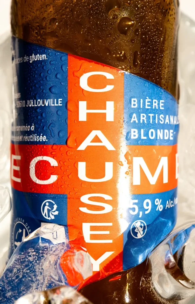 bouteille de bière plongée dans un bac à glaçon très fraiche photographie de produit Ciao Tutti Studio Nantes
