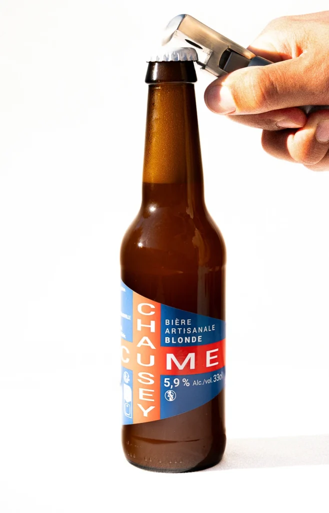 photographie d'une bière sur une table blanche pour vendre sur un site internet