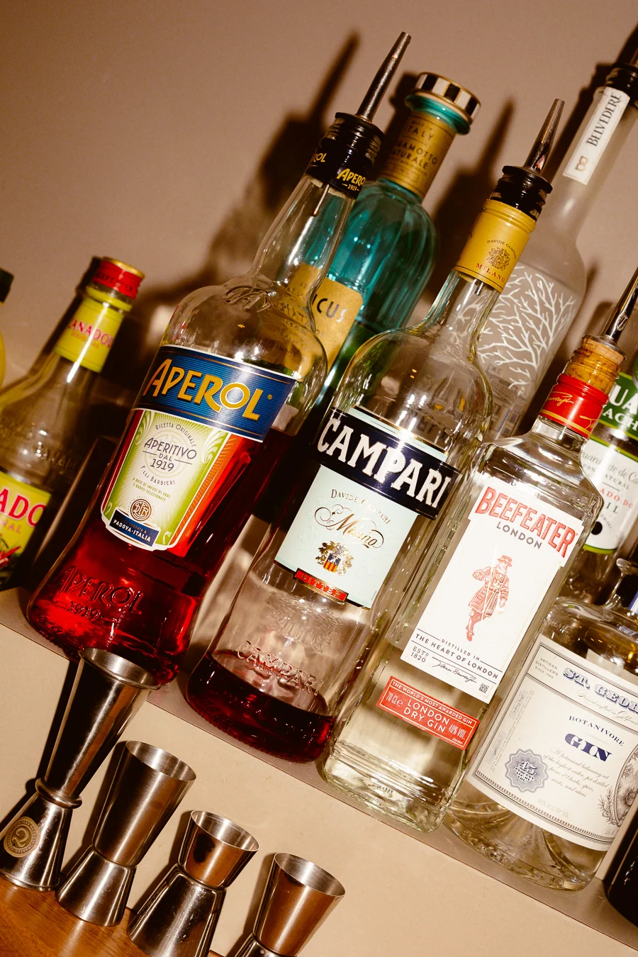 bouteilles de différents alcools pour préparer des cocktails dans un restaurant italien