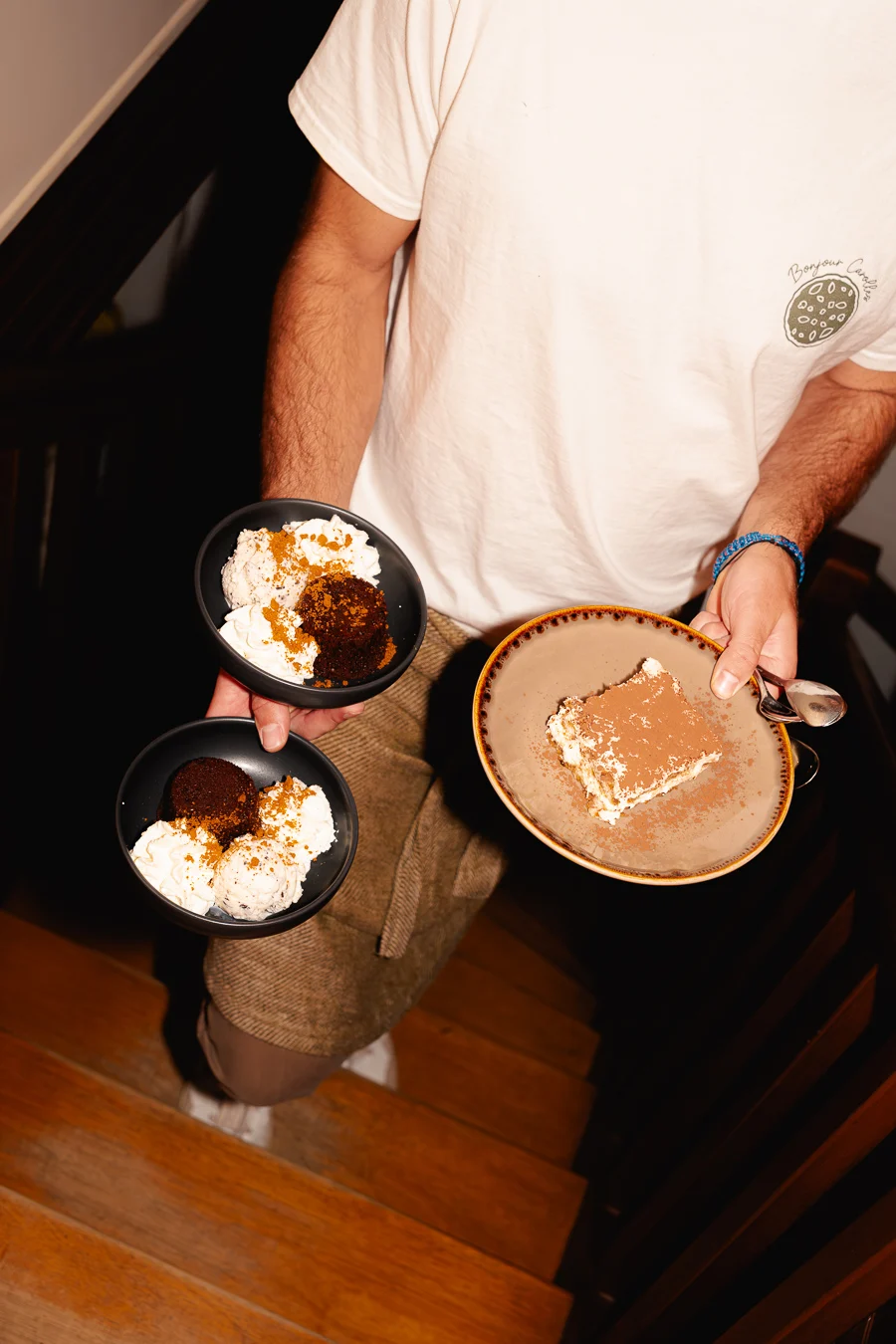 desserts tiramisu dans des assiettes noires pour un restaurant italien shooting culinaire