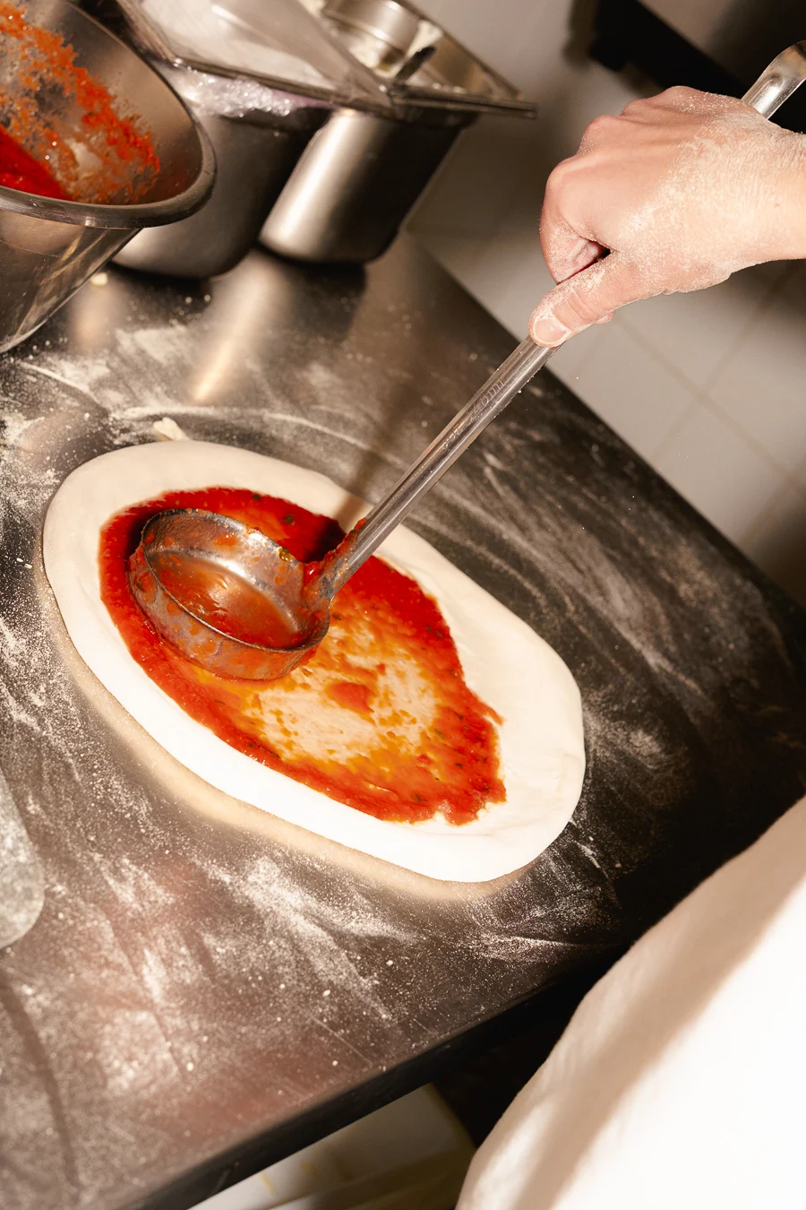 sauce tomate pizza restaurant chalet des dunes photographie culinaire ciao tutti studio