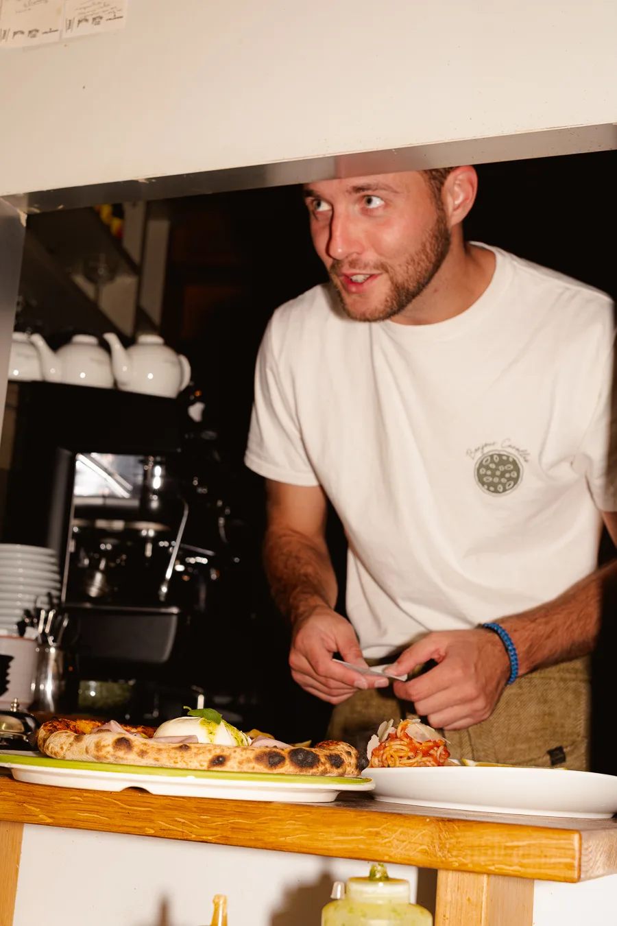 serveur t-short blanc pizza dans un restaurant shooting culinaire