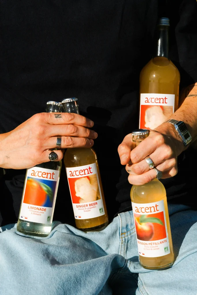 photographie produit nantes bouteilles accent homme mains