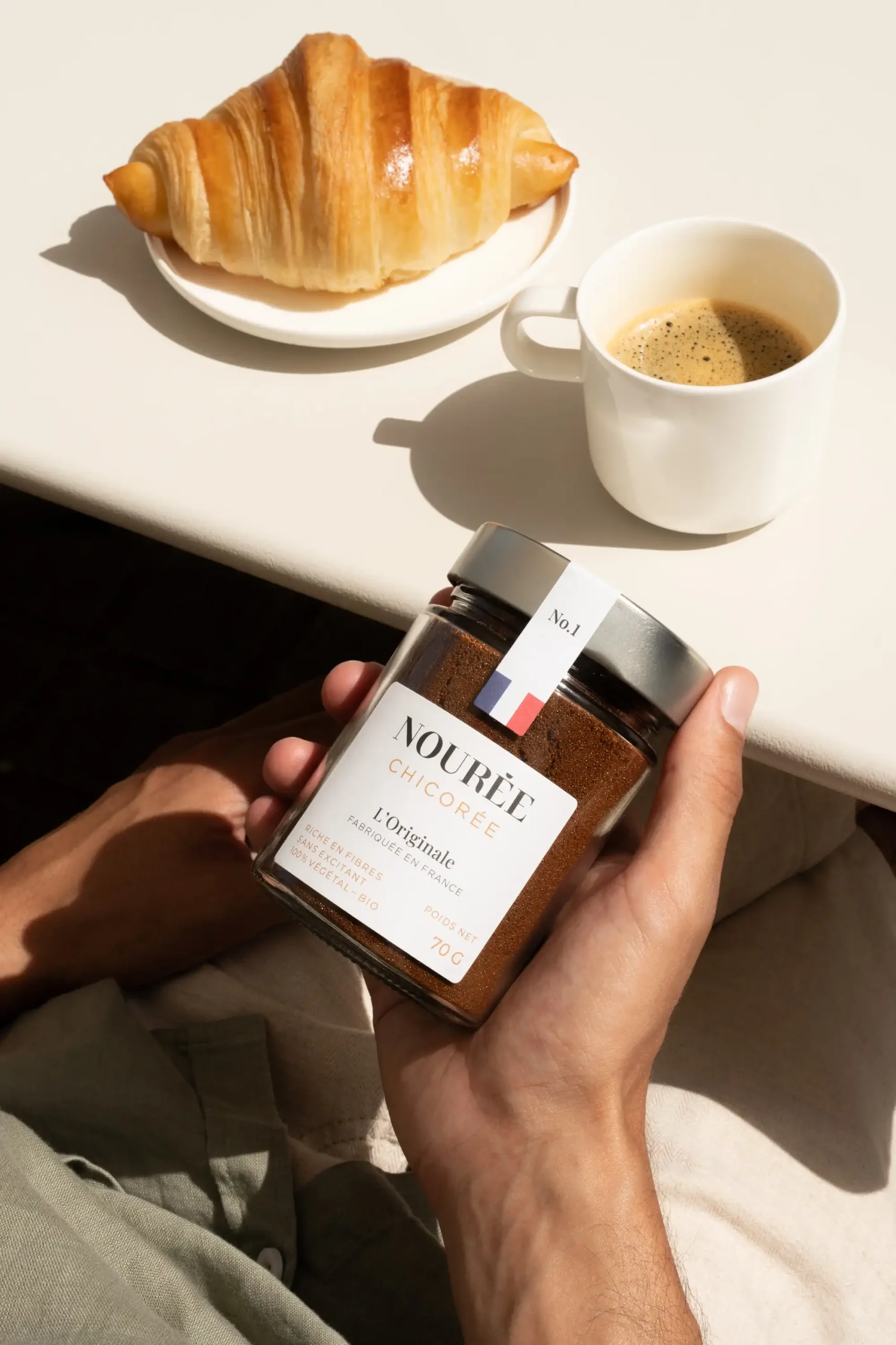 photographie produit nourée chicorée table croissant homme