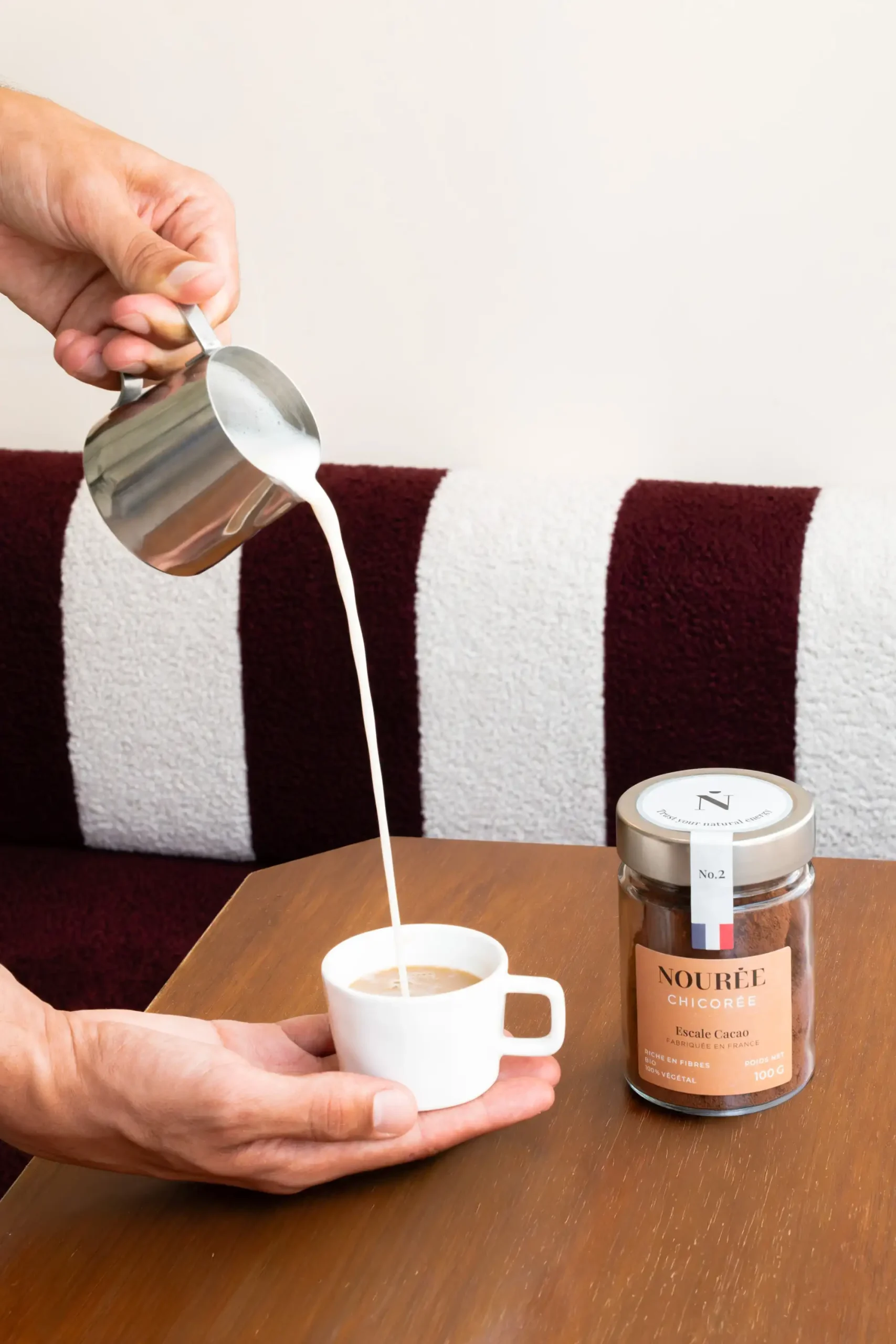 photographie produit tasse lait versé homme chicorée